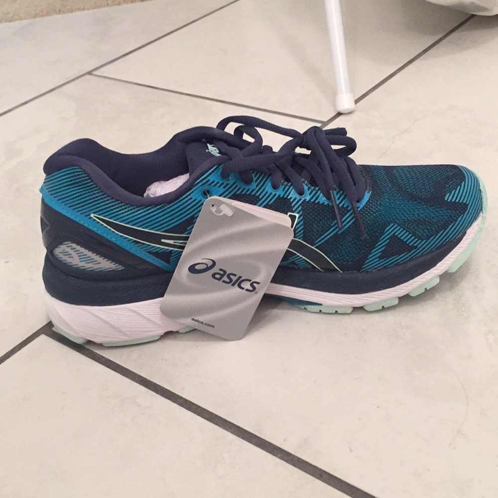 NWT ASICS gel-nimbus 19